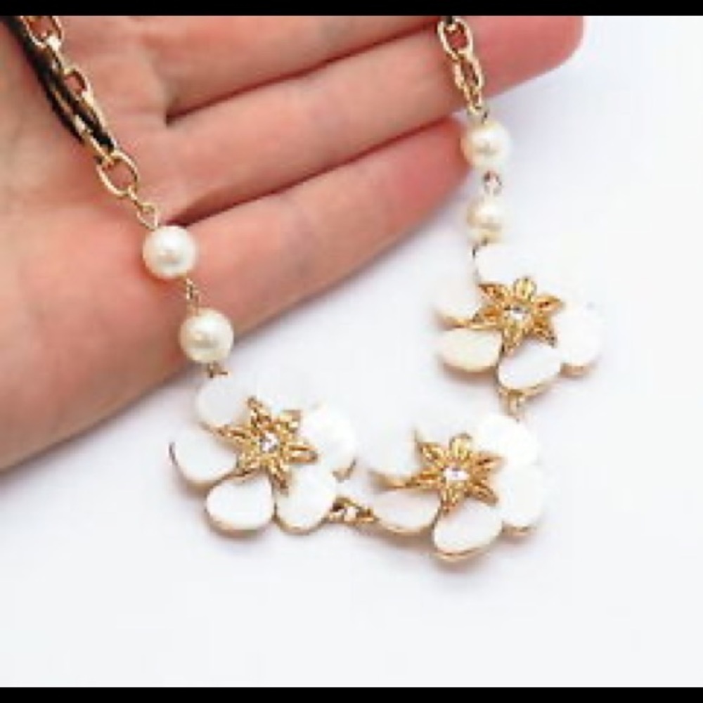 🛑SOLD🛑 NWT Mother of Pearl Flower Necklace - Picture 1 of 3